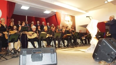 Burhaniye'de Sonbahar Konseri Coşturdu