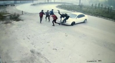 Düzce'de Kontrolden Çıkan Otomobil Öğrencilerin Arasına Daldı