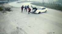 ÇARPMA ANI - Düzce'de Kontrolden Çıkan Otomobil Öğrencilerin Arasına Daldı