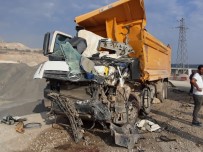 TAŞ OCAĞI - Kamyon Ve Tır Kafa Kafaya Çarpıştı Açıklaması 1 Ölü, 1 Yaralı