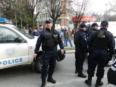 Kosova Polisi Sırpların Çoğunlukta Olduğu Ülkenin Kuzeyine Operasyon Düzenledi