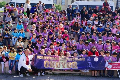 Öğrenciler, Hem Kitap Okudu Hem De Mehmetçik'e Dua Etti