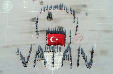 Öğrencilerden Mehmetçik İçin 'Selam Olsun Şanlı Ordumuza' Temalı 'Vatan' Koreografisi