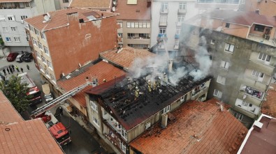 Üsküdar'da Korkutan Çatı Yangını Kamerada