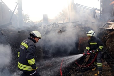 Yozgat'ta Ahşap Evde Çıkan Yangın Korkuttu