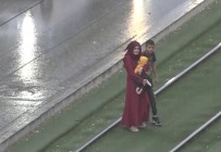 YAĞAN - Aniden Bastıran Yağmur Vatandaşları Hazırlıksız Yakaladı