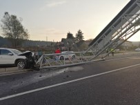 ARAZİ ARACI - Arazi Aracının Çarptığı Işıklı Tabela Yolu Trafiğe Kapattı