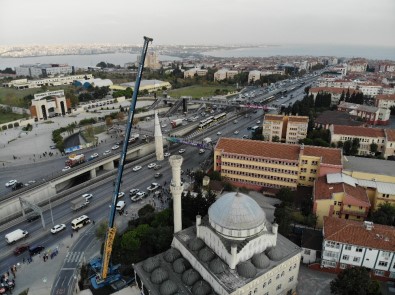 Avcılar'da Depremde Zarar Gören Caminin İkinci Minaresinin Sökümü Başladı