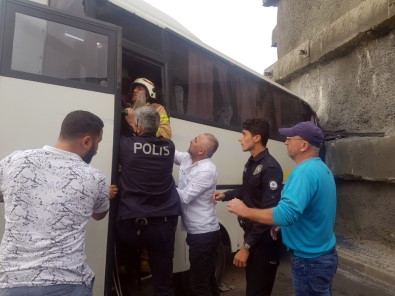 Başakşehir'de Servis Aracı Duvara Çarptı Açıklaması 8 Yaralı