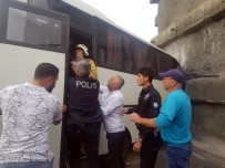 SERVİS ŞOFÖRÜ - Başakşehir'de Servis Aracı Duvara Çarptı Açıklaması 8 Yaralı