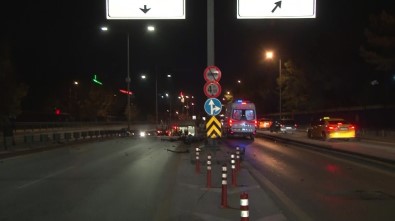Başkent'te Otomobil Yön Levhasına Çarptı Açıklaması 2 Ağır Yaralı
