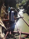 YOL YAPIMI - Çal'da Doğal Kanyonu Metalle Donattılar