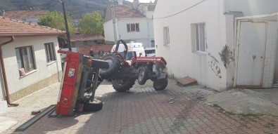 Kontrolden Çıkan Traktör Devrildi; 2 Yaralı