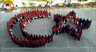 Liselilerden Barış Pınarı Harekatı'ndaki Mehmetçik'e Ayyıldızlı Destek Koreografisi