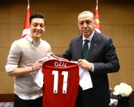 ANGELA MERKEL - Özil'den o fotoğrafla ilgili açıklama