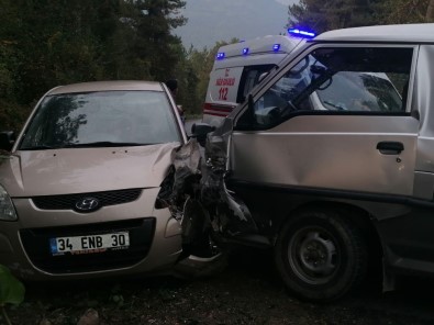 Minibüs İle Otomobil Çarpıştı  Açıklaması 1 Yaralı