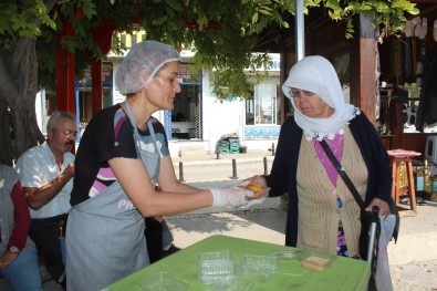 Muhtarlar Günü'nü Lokma Dağıtımı İle Kutladılar