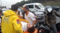 TRAFİK KURALI - (Özel) Emniyet Şeridindeki Otomobile Motosiklet Çarptı Açıklaması 1 Yaralı