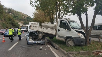 Samsun'da Otomobil Kamyonetin Altına Girdi Açıklaması 2 Yaralı