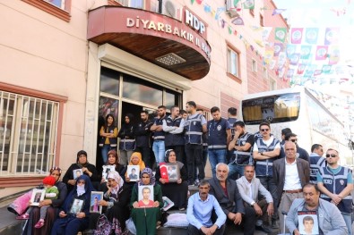 Engellere Rağmen Ailelerin HDP İl Binası Önündeki Eylemleri 46'Ncı Gününde