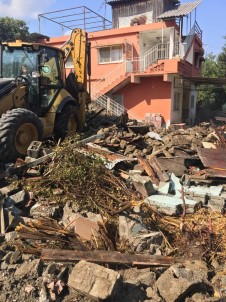Erzin'de Metruk Binalar Yıkılıyor