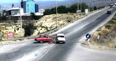 Erzincan'da İki Otomobilin Çarpışma Anı Kamerada