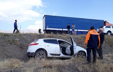 Erzincan'da Trafik Kazası Açıklaması 2 Yaralı