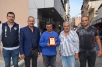 KAPALI ÇARŞI - Esnaftan Temizlik İşçisine Plaket