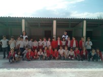 SOKAK HAYVANLARI - Kermeste Topladıkları Gelirle Sokak Hayvanlarına Mama Aldılar