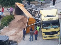 Kuşadası'nda Kum Taşıyan Damperli Tır Devrildi