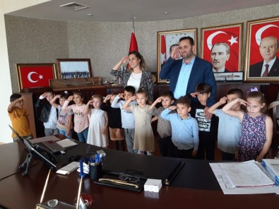 Minik Öğrenciler Başkan Yanmaz'la Asker Selamı Verdi