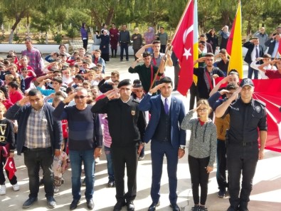 Öğrencilerin Jandarma'ya Yürüyüşü Sonunda Bayrak Komutana Teslim Edildi