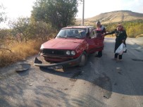 FETHİ SEKİN - Otomobil Direğe Çarptı Açıklaması 1 Yaralı