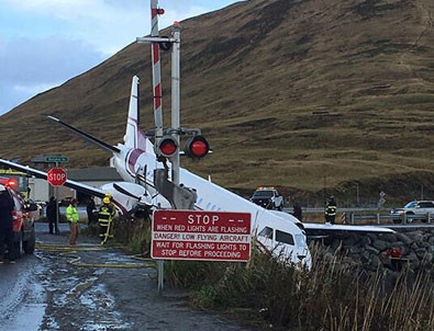 Alaska'da yolcu uçağı pistten çıktı: 1 ölü, 10 yaralı