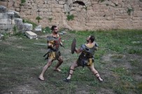 HÜSEYİN AVNİ KARSLIOĞLU - Antik Kentte Gladyatör Dövüşleri Nefesleri Kesti