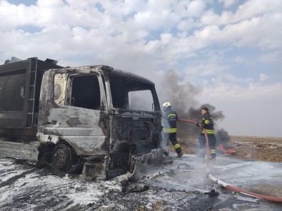 Çöp Kamyonunda Çıkan Yangın İtfaiye Ekipleri Tarafından Söndürüldü