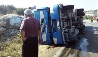 Erdemli'de Aynı Virajda 2 Tır Kazası Açıklaması 1 Yaralı