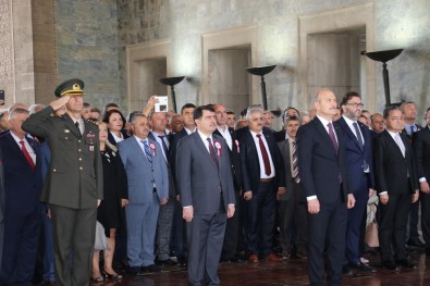 İçişleri Bakanı Soylu, Muhtarlarla Birlikte Anıtkabir'i Ziyaret Etti