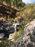 DERECIK - Kulp'ta Yolcu Minibüsü Devrildi Açıklaması 2 Ölü, 2'Si Ağır 5 Yaralı