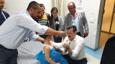 Milletvekili Mustafa Esgin Kolu Kırılan Çocuğu Tedavi Etti