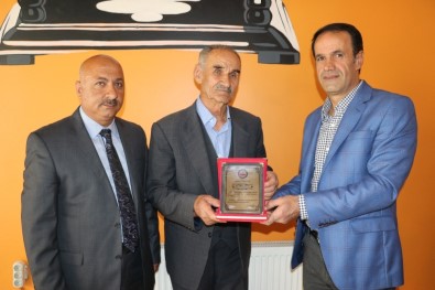 Muhtarlık Görevini Devraldığı Babasına Plaket Takdim Etti