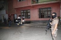 BOMBA İMHA UZMANLARI - Adana'da Gece Yarısı Eve Atılan EYP Paniğe Neden Oldu