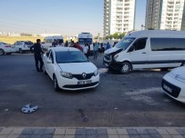 ÖĞRENCİ SERVİSİ - Diyarbakır'da Öğrenci Servisi Kaza Yaptı Açıklaması 9 Yaralı