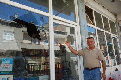 Eski Muhtarın İşyerinin Camları Kırıldı