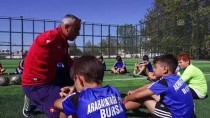 14 ŞUBAT - Futbol Tutkusu Tek Koluyla Hayata Bağladı