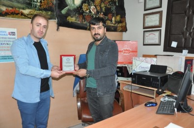 İHA Muhabiri Tek'e Plaket
