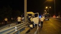 TUR MİNİBÜSÜ - Manavgat'ta Tur Minibüsü Çelik Bariyere Çarptı Açıklaması 5 Yaralı