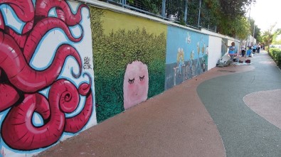 (Özel) Kadın Muhtar Caddeyi Karanlık Bulunca Duvarlarını Tuvale Çevirdi