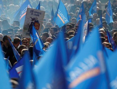 Paris'te polisler gösteri düzenledi