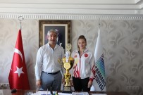 AHMET KURT - Şampiyon İlknur, Kupasını Başkan Oktay'a Getirdi